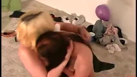 Dirty teens give head in dare game